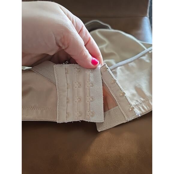 Playtex 18 Hour Tan Ultimate Lift & Support Adjustable Wire Free Bra Size 44C - Picture 4 of 5